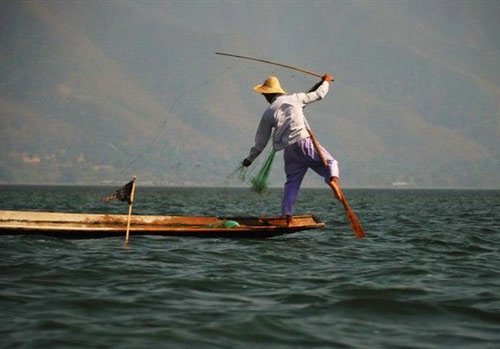 环球博览:茵莱湖畔独脚划船的缅甸人(组图)_科技_腾讯网