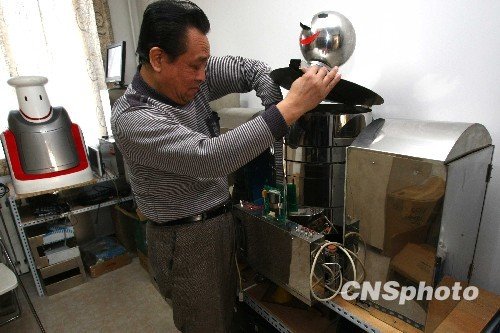 北京老人自制机器人厨师 会做几十道家常菜