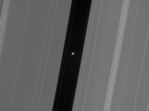 “卡西尼”揭开土星秘密：土卫二羽状水蒸汽