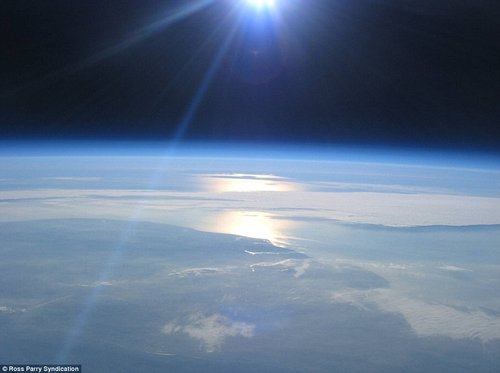英国天文爱好者自制航天器 拍摄地球太空照