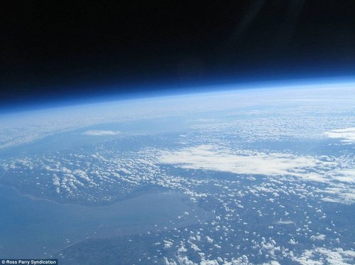 英国天文爱好者自制航天器 拍摄地球太空照