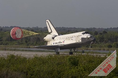 组图:美国发现号航天飞机安全降落