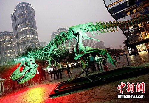 巨型“恐龙”亮相北京三里屯 引行人驻足(图)