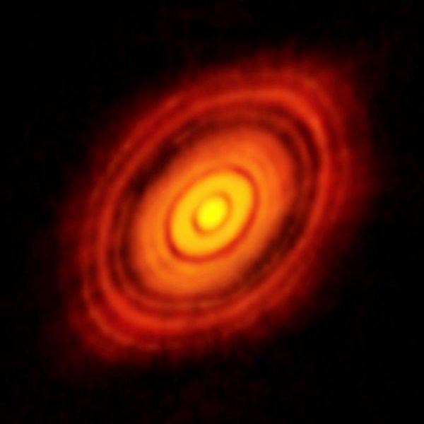 科学家首次观测襁褓中的行星：距地450光年