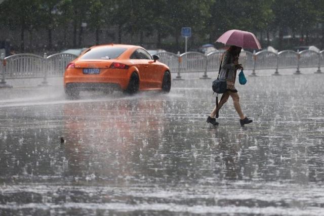 北京商业的雨中大考 外卖网约车加价仍供不应