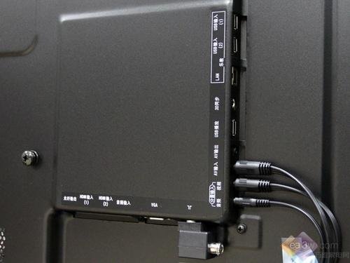 由于采用超薄型设计,长虹3dtv58938fs等离子电视背部的接口位置与长虹