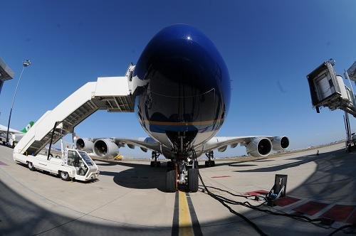 空客A380“待嫁”南航 威风凛凛亮相法国机场