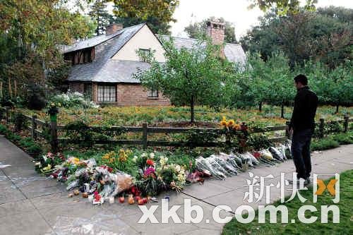 乔布斯悄然下葬美民众伤感送别