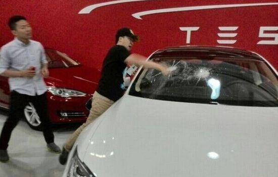 Tesla被指歧视京沪外客户 内蒙车主怒砸车