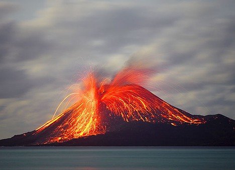 全球10大火山喷发奇景 意大利火山吐烟圈
