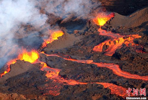 法国留尼旺岛弗尔乃斯火山喷发熔岩流(组图)