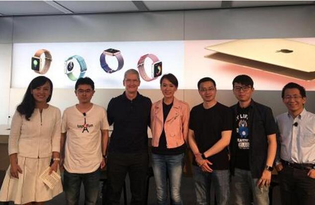 苹果CEO库克在华发动魅力攻势 打的到王府井苹果零售店
