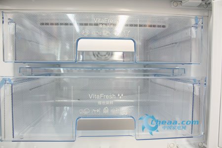 呵护营养不流失 博世白色三门冰箱热销