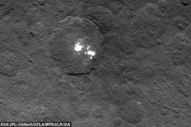 “黎明”号再次传回谷神星神秘亮点图片