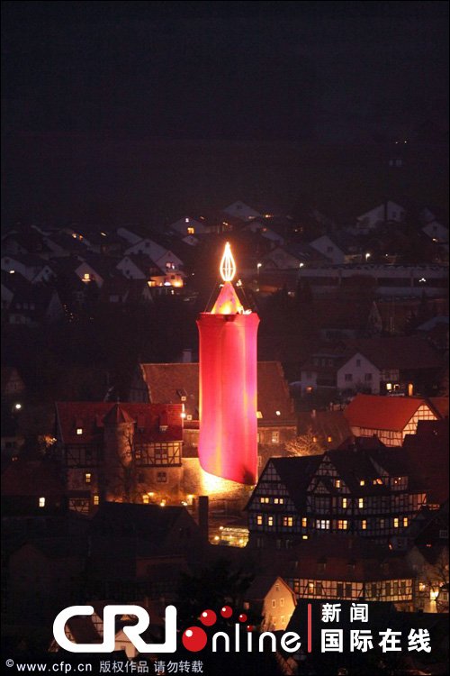 “世界最大蜡烛”亮相德国 高36米由红布包裹