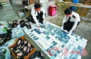 海关查获216部iPhone：啤酒瓶中藏手机(图)