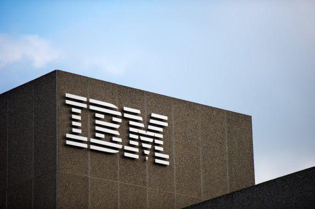 IBM下调2015年业绩展望,股价大跌4%