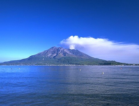 全球10大火山喷发奇景 意大利火山吐烟圈