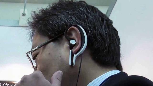 日本研发“无显示屏谷歌眼镜” 可用嘴操控