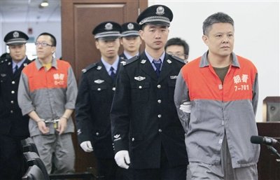 涉案公司董事长陈海涛（右一）第一个被带入法庭