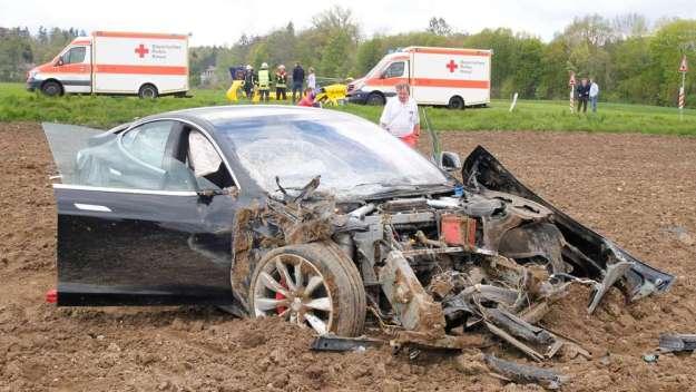 德国女司机驾驶特斯拉出严重车祸 Model S飞出25米