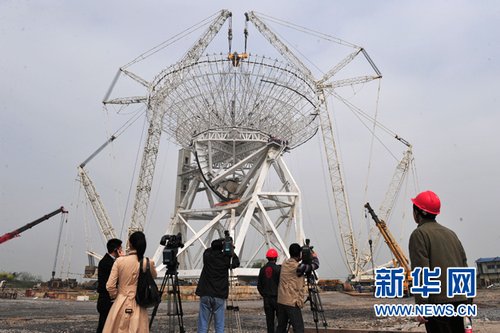 上海65米射电望远镜完成天线吊装雄姿初现