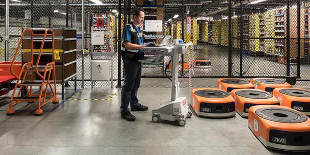 亚马逊仓库机器人大幅提升效率 “机器人代替人”又向前推进了