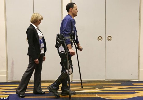 可帮助瘫痪病人再次行走的电子腿问世