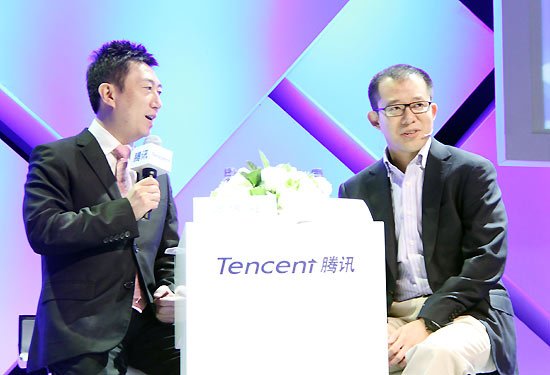 腾讯总裁刘炽平(右)对话主持人谈开放