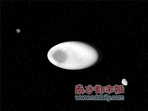 "妊神星"四分之三的表面遍布晶状冰,呈现橄榄球状.