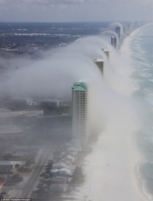 美国巨波浪云似海啸将海滨城市完全“吞没”