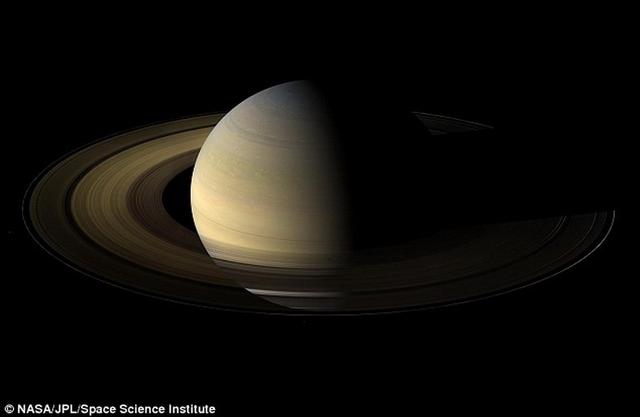 科学家发现外侧土星环是粉碎的卫星残骸