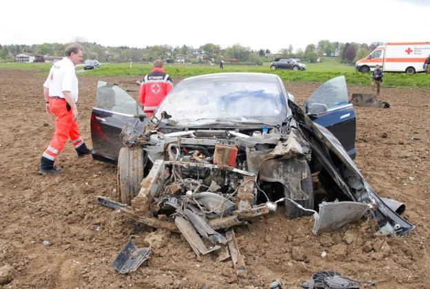 德国女司机驾驶特斯拉出严重车祸 Model S飞出25米