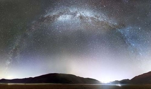 天文爱好者野外拍经典 银河恒星摆彩虹奇观