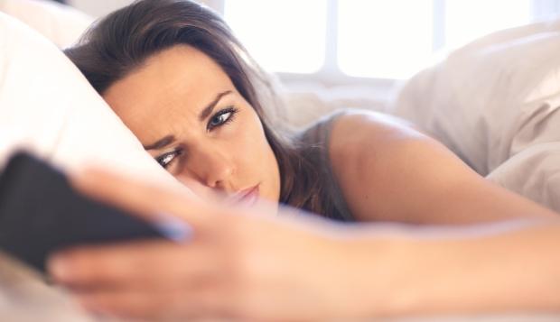 还敢在睡前玩手机？不仅会发胖记忆力衰退，还会影响大脑思维图片