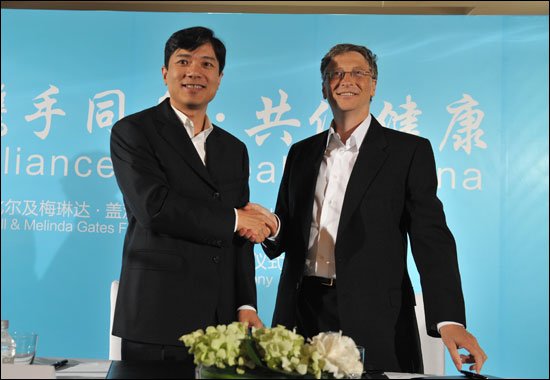 盖茨中国行 联手李彦宏做公益呼吁拒绝被吸烟