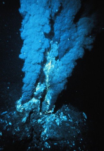 科学家发现地球最极端深海“黑烟囱”(图)
