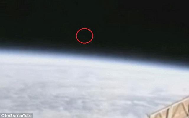 国际空间站视频显示地球大气层有神秘UFO