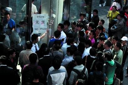 苹果证实黄牛雇上千人排队抢购iPhone 4
