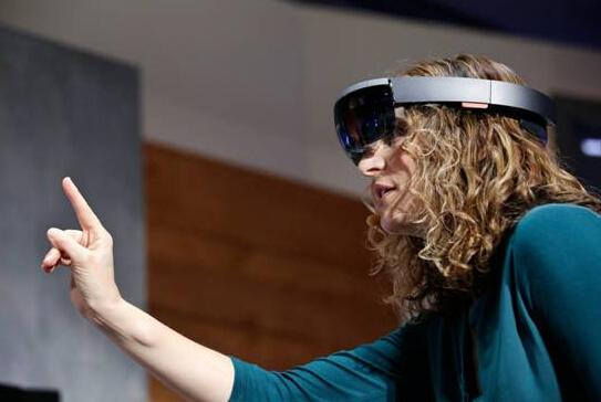 微软的秘密武器：HoloLens或许比Win 10更重要
