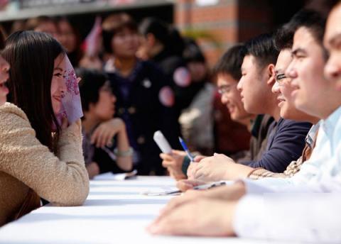 北京外来人口越来越少_北京日报 常住人口越来越少,换来的是越来越好