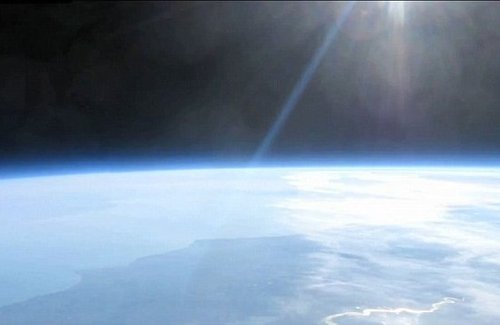 小伙追梦放飞太空气球 相机捕捉别样太空照_科技