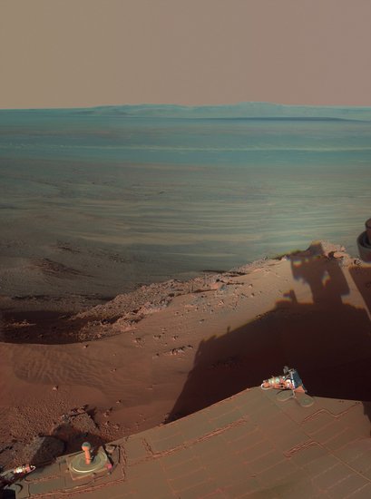 “机遇号”火星车苏醒 拍摄到陨坑蓝色薄雾