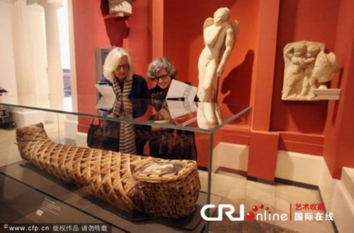 英国牛津，公众在欣赏在阿什莫尔博物馆从古埃及到努比亚工艺品展展出的罗马占领埃及时期的木乃伊化的女孩