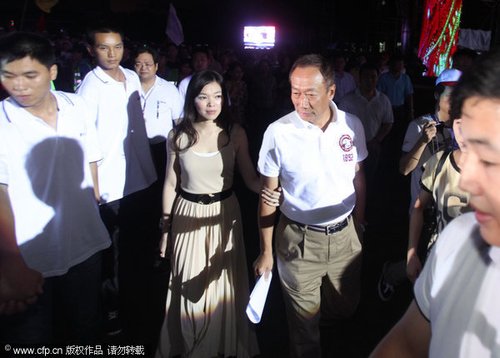 富士康总裁郭台铭携妻在深圳献舞倡导珍惜生命