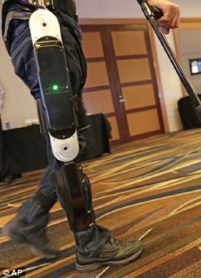 可帮助瘫痪病人再次行走的电子腿问世