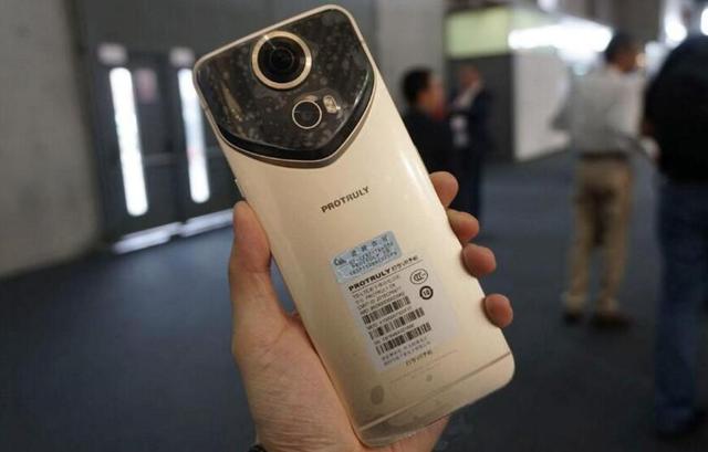 中国厂商再开脑洞 推融合了VR相机的大长脸智能机