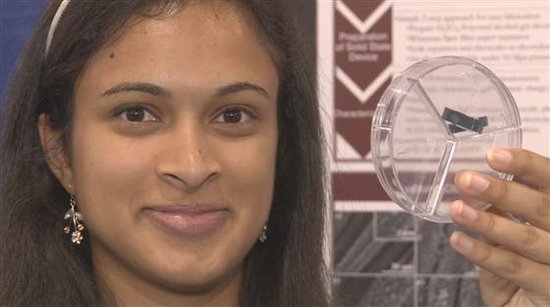 美国高中女生发明超级电容器 20秒完成手机充电