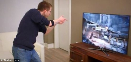 神奇的护腕传感器 利用肌肉电流操控计算机