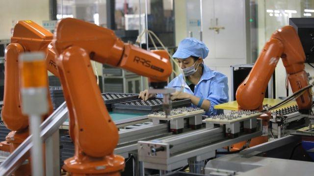 东莞工人放弃8K月薪工作 转型机器人技工